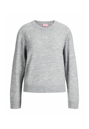 Suéter gris con cuello redondo, mangas largas y puños y dobladillo acanalados. Hecho de una tela suave con una ligera textura. Etiqueta visible en el escote.