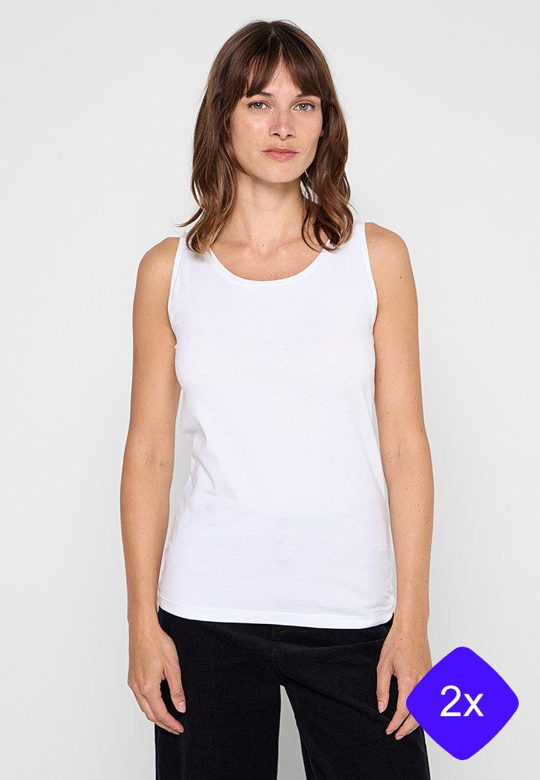 Weißes ärmelloses Tanktop mit runder Ausschnitt und glattem Baumwollmaterial. Das Kleidungsstück hat eine enganliegende Passform und wird mit dunklen Hosen kombiniert.