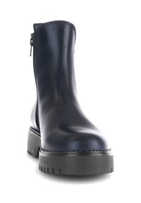 Zwarte leren enkellaars met een dikke profielzool, ronde neus en een zijrits, van voren afgebeeld op een witte achtergrond.