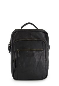 Czarny plecak skórzany o gładkiej teksturze, z przednimi kieszeniami na zamek, górnym uchwytem oraz elementami wykończenia w kolorze złotym. Posiada naszywkę z logo.