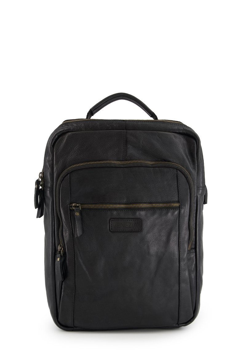 Czarny plecak skórzany o gładkiej teksturze, z przednimi kieszeniami na zamek, górnym uchwytem oraz elementami wykończenia w kolorze złotym. Posiada naszywkę z logo.