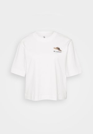 T-shirt en coton blanc avec une coupe décontractée, dotée de manches courtes et d'un design brodé d'un chapeau de paille avec le texte "BLAZING."