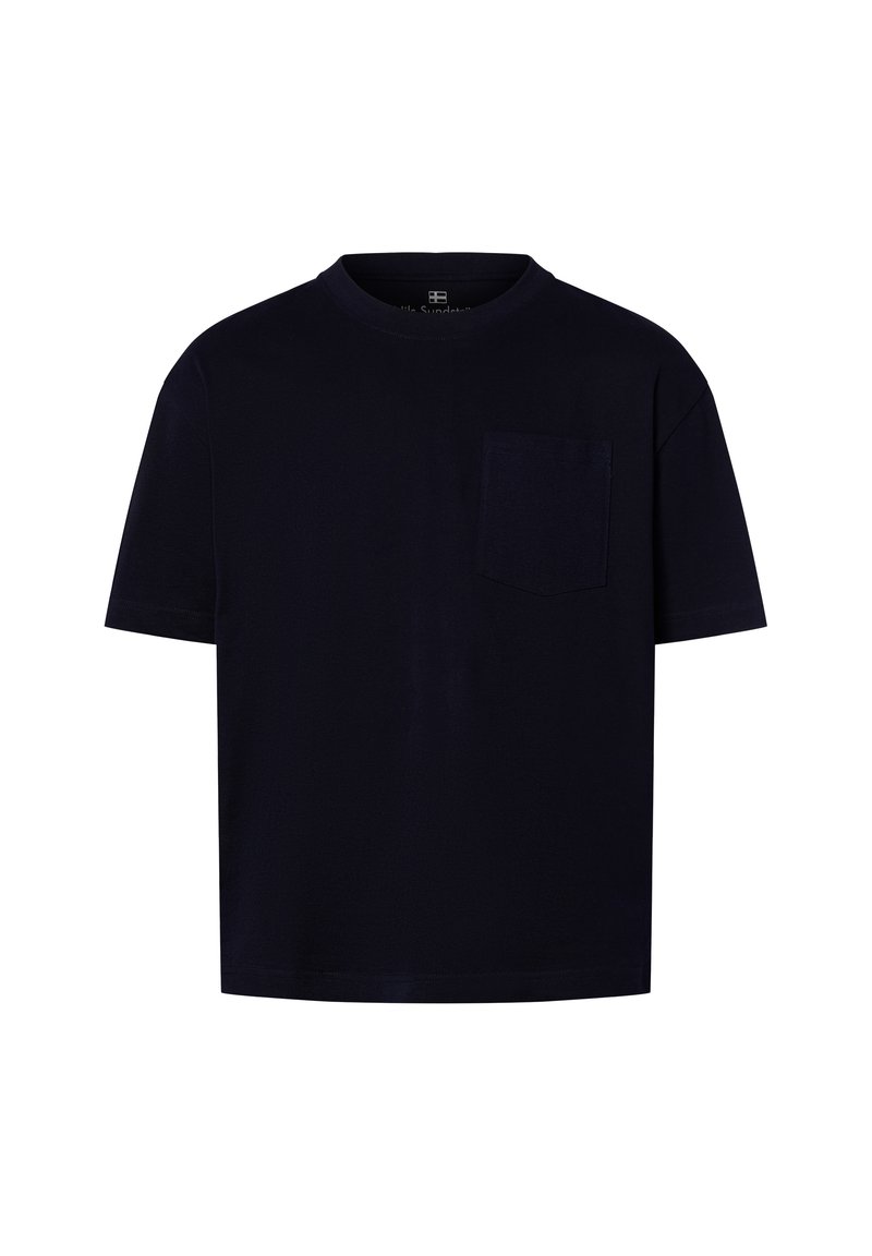 Granatowa koszulka z krótkim rękawem, wykonana z miękkiej bawełny, z okrągłym dekoltem i kieszonką na lewej piersi. Gładka tekstura.