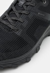 Salomon OUTLINE PRISM GTX - Sapatos de caminhada - black/quiet shade