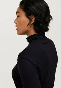 Sort turtleneck-top lavet af blødt stof, med en høj krave og tætsiddende silhuet, med en glat tekstur og minimale designdetaljer.
