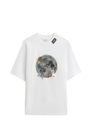 Weißes T-Shirt mit einem großen Mondmotiv, umgeben von kleinen, bunten, bestickten Patches und einem schwarzen "PEACE"-Etikett in der Nähe des Halsausschnitts.