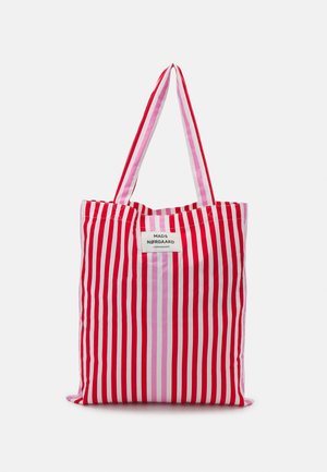 Bolso tote con rayas verticales en rojo y rosa, con asas dobles y una etiqueta blanca en el frente que dice "MADS NØRGAARD COPENHAGEN".