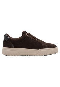 Baskets basses en daim marron avec semelle beige épaisse et lacets marron, avec un accent brillant noir au talon.
