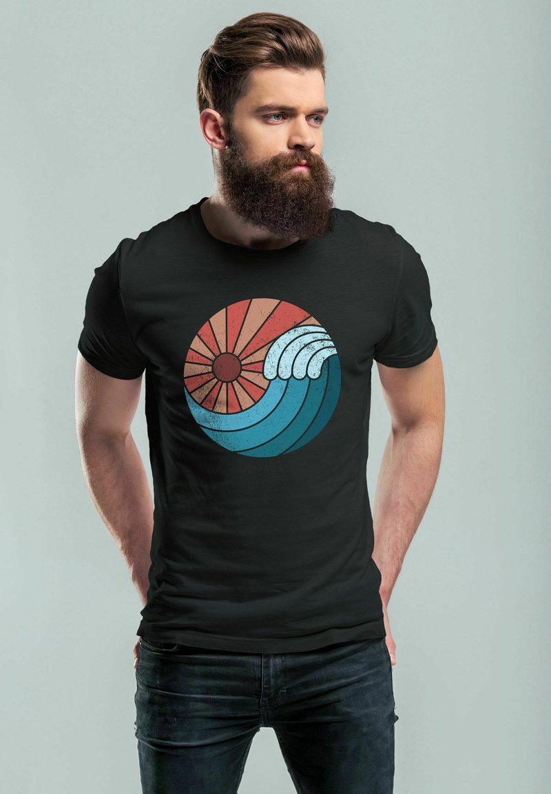 Schwarzes Baumwoll-T-Shirt mit einem kreisförmigen grafischen Design, das ein stilisiertes Wellen- und Sonnenmotiv in Rot, Blau und Weiß zeigt, mit strukturiertem Design.