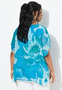 Ulla Popken DOUBLE ÉPAISSEUR DÉCOLLETÉ ROND MANCHES COURTES IMPRIMÉ À FLEURS - Camicetta - royal blue