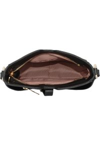 Borsa a mano nera in pelle con hardware dorato, chiusura con zip e interno foderato in un morbido tessuto rosa con una tasca a scomparsa.