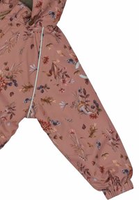 Roosa lillemustriga jakk, millel on elastsed varrukasuumid, tõmblukuga kinnis ja pehme sisemine vooder, kaunistatud erinevate lillede ja lehtedega.