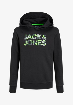 Czarna bluza z kapturem z logo w kamuflażowy wzór, czarne spodnie dresowe z małym logo oraz czarne wysokie trampki z białymi podeszwami. Codzienny, wygodny krój.