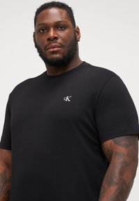 Calvin Klein Jeans PLUS SERIF FONT GRAPHIC TEE - Trükipildiga T-särk - black