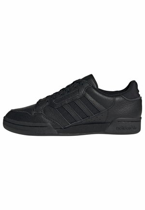 Czarny skórzany sneaker Adidas z trzema bocznymi paskami, wiązaniem na sznurowadła, wyściełanym kołnierzem i oznaczoną podeszwą, widoczny od zewnętrznej strony.