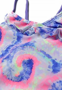 Haut de maillot de bain tie-dye aux couleurs pastel dans un motif tourbillonnant. Présente un col froncé et de fines bretelles violettes. Texture du tissu lisse.