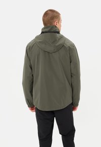 Olijfgroene hoodie met een gladde textuur, elastische manchetten en een licht gebogen zoom. Ontworpen voor comfort en bewegingsvrijheid.