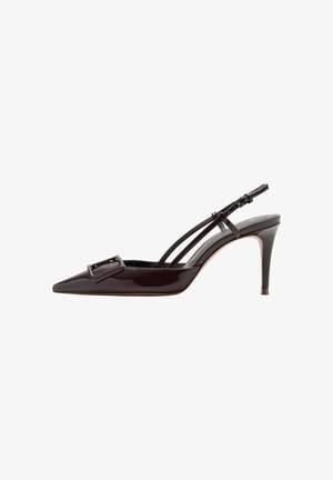 Schwarzer Lackleder spitzer Slingback-Absatz mit dekorativer Schnalle und dünnen Knöchelriemen.