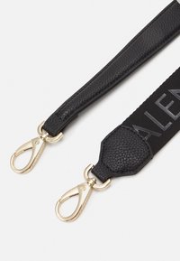 Svart läderrem med guldtonade metallklämmor, med en strukturerad yta och en central vävd del med ordet "VALENTINO" i grått.