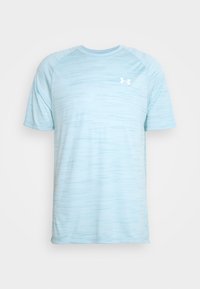 Camiseta deportiva azul claro hecha de una tela suave, con un patrón de rayas horizontales texturizadas y un pequeño logotipo blanco en el pecho.