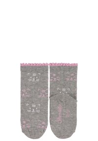 Graue Socken mit geripptem Material, ausgestattet mit einem rosa Rüschensaum und einem sich wiederholenden Muster aus kleinen weißen und rosa Katzen.