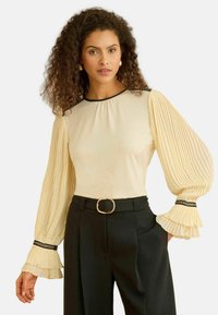 Valimata, ivory pleated stud detail