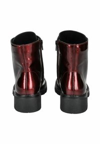 Bottines en cuir verni bourgogne au fini lisse, dotées d'une fermeture éclair sur le côté et de semelles épaisses en caoutchouc noir.