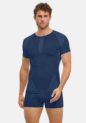 Granatowa sportowa koszulka z krótkim rękawem i dopasowane bokserki wykonane z elastycznego materiału, z dopasowanym krojem i teksturowymi akcentami.
