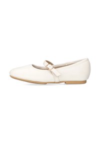 Bailarinas de cuero blanco con puntera redondeada, una única correa en medio del pie sujeta por una hebilla dorada y una suela plana de goma marrón.