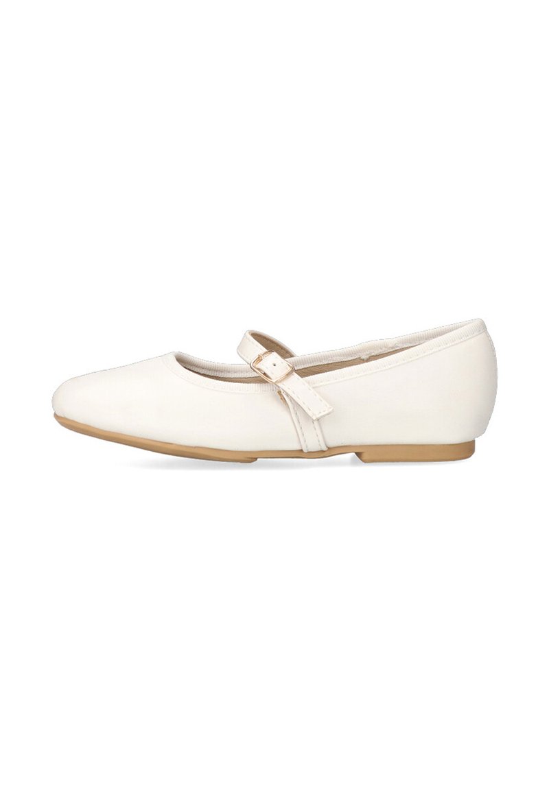 Bailarinas de cuero blanco con puntera redondeada, una única correa en medio del pie sujeta por una hebilla dorada y una suela plana de goma marrón.