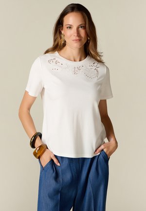 Oltre, T-SHIRT CON RICAMO TRAFORATO - T-shirt imprimé - bianco