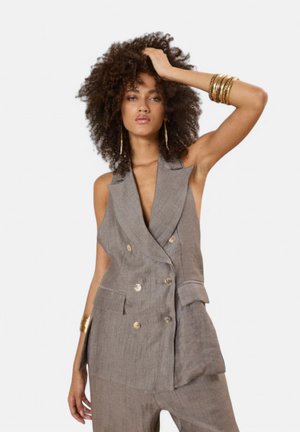 Blazer senza maniche di lino grigio chiaro con design doppiopetto, bottoni dorati e tasche a toppa, caratterizzato da una vestibilità rilassata e una texture morbida.
