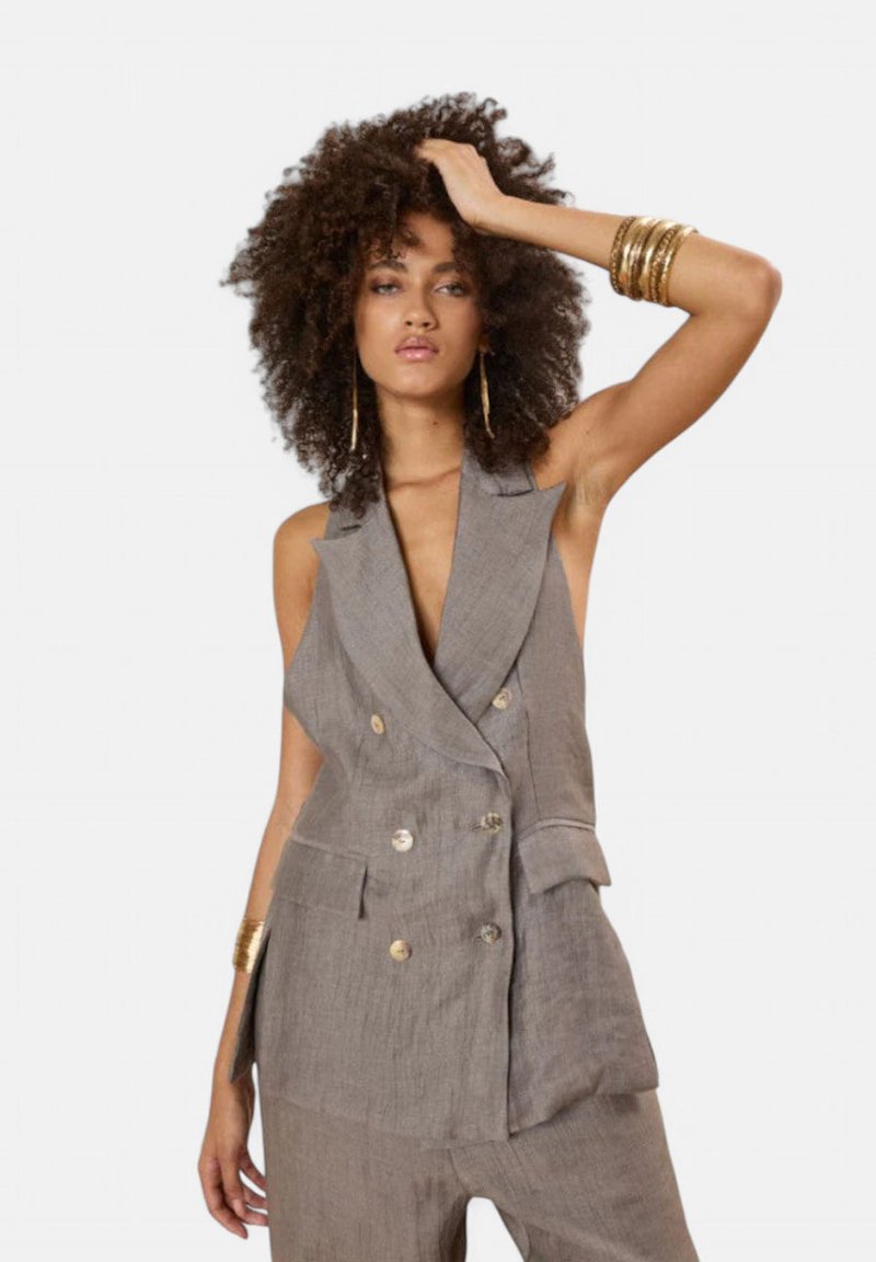 Blazer senza maniche di lino grigio chiaro con design doppiopetto, bottoni dorati e tasche a toppa, caratterizzato da una vestibilità rilassata e una texture morbida.