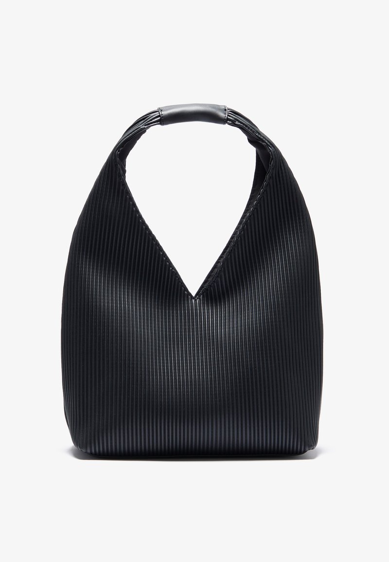 Schwarze Hobo-Tasche mit einem strukturierten, gefalteten Design, ausgestattet mit einer V-förmigen Öffnung und einem runden Griff. Hergestellt aus glattem, strapazierfähigem Material.