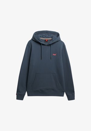 Marineblauwe hoodie van zacht stof, met een voorzak, verstelbare trekkoordkap en een klein rood logo op de borst.