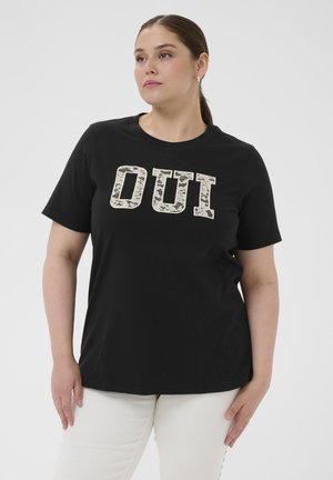Crna pamučna majica kratkih rukava s velikim, teksturiranim slovima "OUI" u svjetlijoj nijansi. Udoban kroj i jednostavan dizajn.