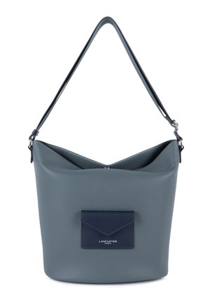 Sac à bandoulière en cuir bleu texturé avec une seule sangle et une poche avant en forme d'enveloppe portant l'étiquette "Lancaster Paris".