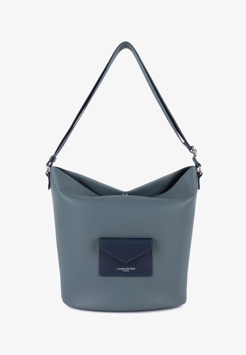 Sac à bandoulière en cuir bleu texturé avec une seule sangle et une poche avant en forme d'enveloppe portant l'étiquette "Lancaster Paris".