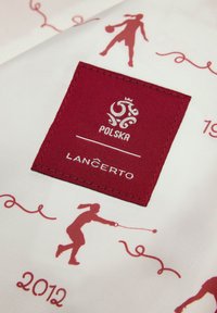 Czerwony materiałowy naszywka z napisem "POLSKA" i "LANČERTO" na białym tle, z czerwonymi sylwetkami sportowców oraz rokiem 2012.