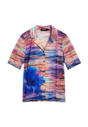 Cămașă cu mâneci scurte cu nasturi, cu un model vibrant de apă în culorile apusului și o floare mare de hibiscus albastru în partea stângă jos.
