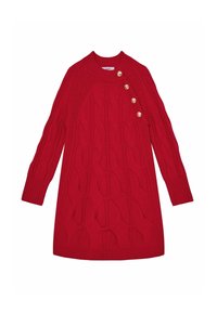 Crvena pletiva dugih rukava haljina-sviter s rebrastim ovratnikom, manžetama, rubom i četiri zlatne dugmadi poređane dijagonalno blizu izreza vrata.