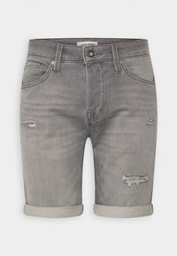 Pantalones cortos de mezclilla gris con acabados deshilachados, dobladillos enrollados y un diseño clásico de cinco bolsillos. Cuenta con un cierre de botón y una etiqueta con el logo en la cintura.