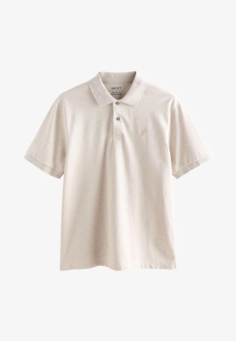 Polo beige clair en coton doux, avec un col classique, deux boutons et un logo discret sur la poitrine. Manches courtes.