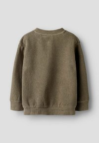 Vue de dos d'un pull en maille simple à manches longues de couleur vert olive avec poignets et ourlet côtelés.