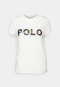 Vit bomull T-shirt med "POLO" i tjocka svarta bokstäver, accentuerad med färgglada färgstänk i rosa, gult, bl ått och grönt.