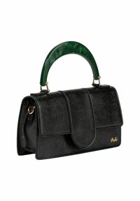 Zwarte handtas met textuur, voorzien van een gebogen groene acryl handgreep, gouden hardware en een klepsluiting. Heeft een logo dat rechtsonder is geperst.