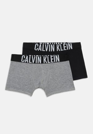 Zwei Paar Calvin Klein Boxershorts, eines in hellgrau und eines in schwarz, mit schwarzen Bündchen mit weißem Logo-Text.
