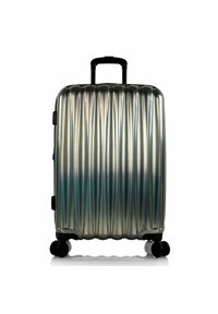 Valigia rigida con design a coste, colore blu-verde metallico, superficie testurizzata, ruote nere e manico telescopico.