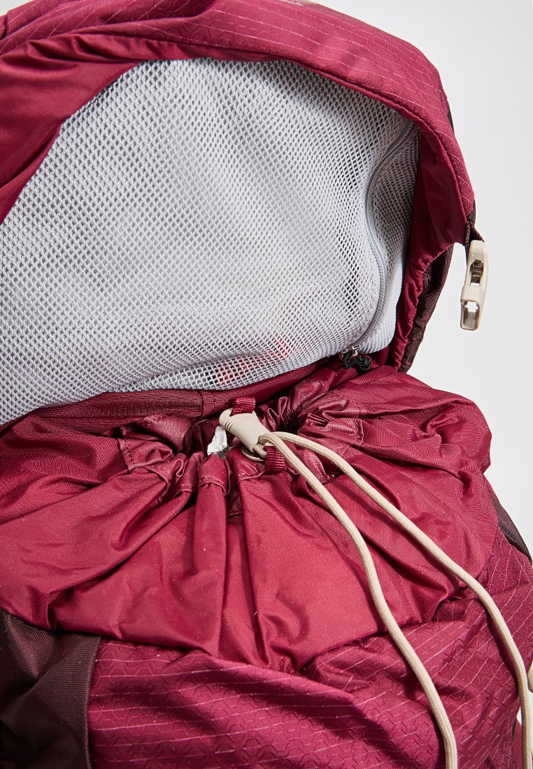 Rode wandelrugzak met een trekkoordsluiting en een mesh binnentas, met zichtbare bevestigingsclips en verstelbare koorden.