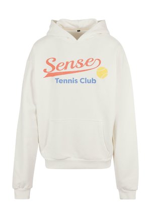 Hanorac alb cu buzunar de cangur. Are inscripția "Sense Tennis Club" în text roșu și albastru, cu un grafic cu o minge de tenis galbenă. Material moale.